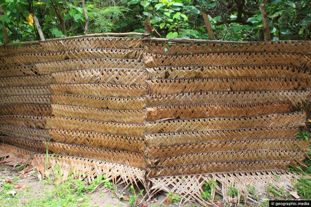 Tongan fence using traditional weaving